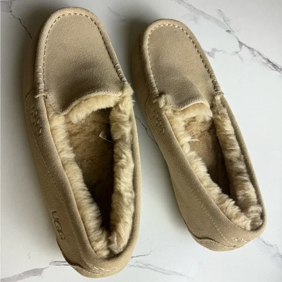 UGG Ansley Slippers The world's finest luxury sheepskin luxury. Treat your feet - Picture 2 of 3